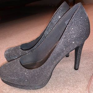 GRAY SPARKLE HEELS